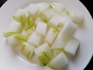 5、冬瓜海带汤,将冬瓜切成小块