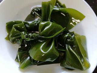 6、冬瓜海带汤,将海带结清洗干净