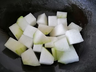 7、冬瓜海带汤,锅内放油烧热放入冬瓜翻炒