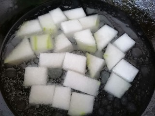 8、冬瓜海带汤,翻炒片刻加入适量水