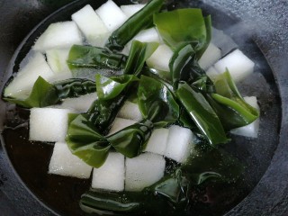 9、冬瓜海带汤,水烧开放入海带结