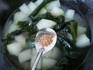 11、冬瓜海带汤,加入一勺鸡精提鲜