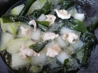 13、冬瓜海带汤,肉片煮熟冬瓜软烂即可出锅