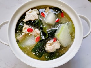 14、冬瓜海带汤,装入容器撒上枸杞点缀