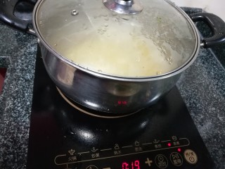 5、这碗粥山海结合，促进消化降血压，还可防癌呢,盖上锅盖焖煮，准备其他食材