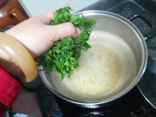 12、这碗粥山海结合，促进消化降血压，还可防癌呢,小米粥浓稠后加入荠菜