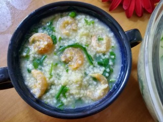 19、这碗粥山海结合，促进消化降血压，还可防癌呢,成品图，香喷喷的，非常好吃的荠菜虾仁粥就做好了，药食同源呢！