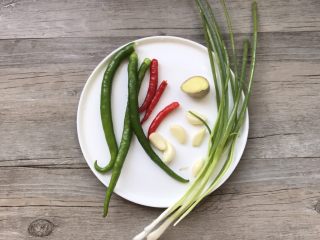 2、爆炒香辣花蛤～好吃到爆,准备青红尖椒各三个，葱四根、姜、蒜瓣6个