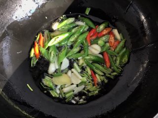 7、爆炒香辣花蛤～好吃到爆,锅烧热放入适量的油，葱姜蒜爆香倒入辣椒翻炒出辣味