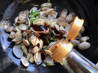 12、爆炒香辣花蛤～好吃到爆,生抽半汤匙