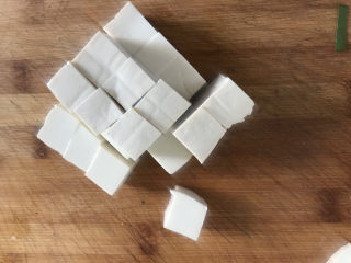 1、金针菇豆腐汤,豆腐洗干净切成小方块