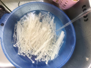 2、金针菇豆腐汤,金针菇切去根部，撕开洗干净