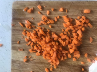 3、金针菇豆腐汤,胡萝卜切碎