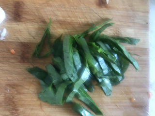 4、金针菇豆腐汤,青菜切丝