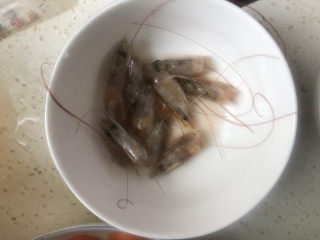 5、金针菇豆腐汤,准备好用的虾头