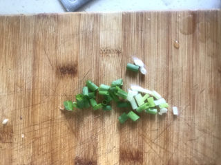 6、金针菇豆腐汤,葱切碎