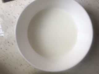 7、金针菇豆腐汤,碗里加半碗水加入适量淀粉搅拌均匀备用