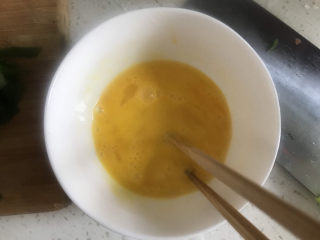 8、金针菇豆腐汤,鸡蛋打散备用