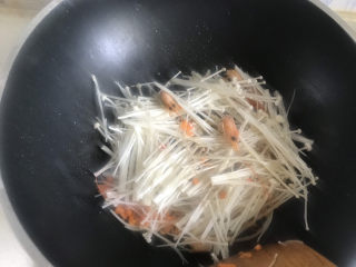 11、金针菇豆腐汤,下入金针菇翻炒