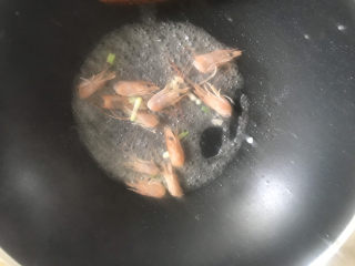 9、金针菇豆腐汤,起锅热油，下入葱白和虾头炒香