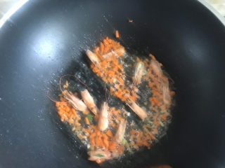 10、金针菇豆腐汤,下入胡萝卜翻炒