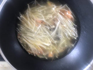 12、金针菇豆腐汤,加入适量的清水盖上锅盖大火煮开