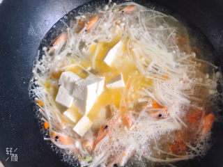 13、金针菇豆腐汤,水开下入豆腐