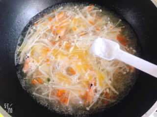 14、金针菇豆腐汤,加入适量的盐调味