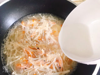 15、金针菇豆腐汤,倒入淀粉水勾芡