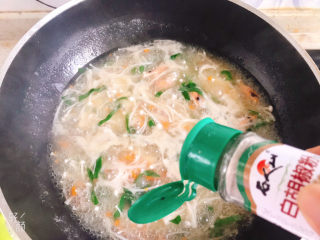 17、金针菇豆腐汤,加入适量的白胡椒粉