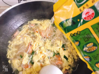 19、金针菇豆腐汤,加入适量的鸡精拌匀即可出锅