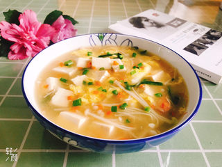 20、金针菇豆腐汤,盛入盘中，金针菇豆腐汤完成！
