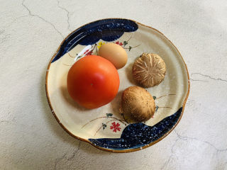 1、西红柿香菇汤,准备好食材