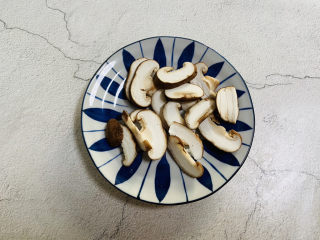 3、西红柿香菇汤,香菇去蒂洗净切薄片