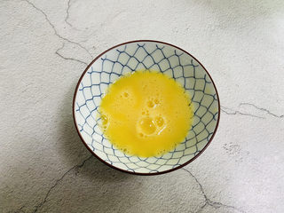 4、西红柿香菇汤,鸡蛋打入碗中加入少许盐搅匀备用