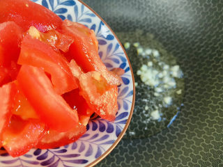 8、西红柿香菇汤,放入西红柿