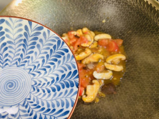 13、西红柿香菇汤,加入两碗热水，水量根据个人喜好添加