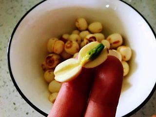 2、银耳莲子羹,莲子用温水浸泡30分钟到1小时，清洗干净，有的有芯在里面，要去掉。