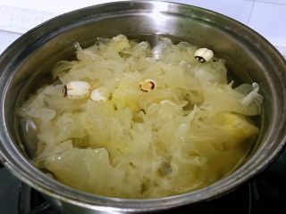 3、银耳莲子羹,银耳和莲子放入锅中，加清水没过银耳，水要一次性加足够，留些蒸发的空间出来，水开后转成小火慢慢炖，这样煮出来的莲子银耳羹软烂、浓稠。银耳出胶的小秘方一个是银耳越小越容易出胶，还有一个是水不要加得太多。