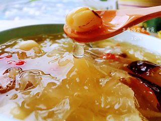 6、银耳莲子羹,银耳莲子羹有很好的持水性，能把水分一直带到大肠里，使水分在人体中停留时间较长，春天干燥季节中，能非常好地减轻皮肤和粘膜干燥感。