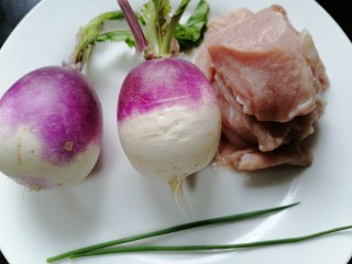 1、萝卜肉丸汤,准备好所需材料