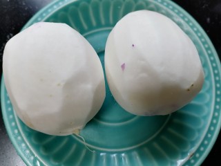 2、萝卜肉丸汤,将萝卜洗干净去皮