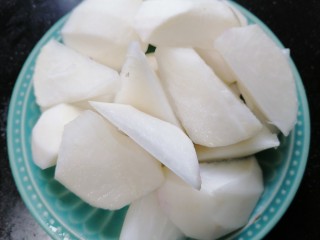 3、萝卜肉丸汤,将萝卜滚刀切切成块状