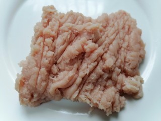 4、萝卜肉丸汤,肉洗干净剁成肉馅