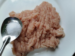 5、萝卜肉丸汤,加入适量盐调味