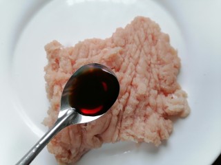 6、萝卜肉丸汤,加入一勺生抽提鲜