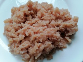 7、萝卜肉丸汤,加入适量生粉和油将肉馅搅拌均匀