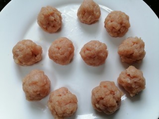 8、萝卜肉丸汤,将肉馅搓成一个个小肉丸