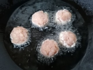 9、萝卜肉丸汤,锅内放油烧热放入肉丸炸