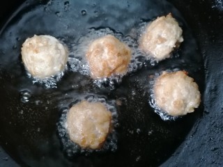 10、萝卜肉丸汤,炸至金黄捞出